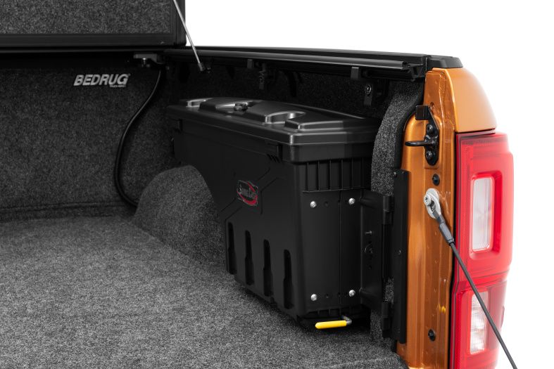 NOVISauto CARRYBOY Werkzeugbox Staubox Toolbox schwenkbar für Pickup Ladefläche Isuzu D-Max 2021+ platzsparend hinter Radkasten